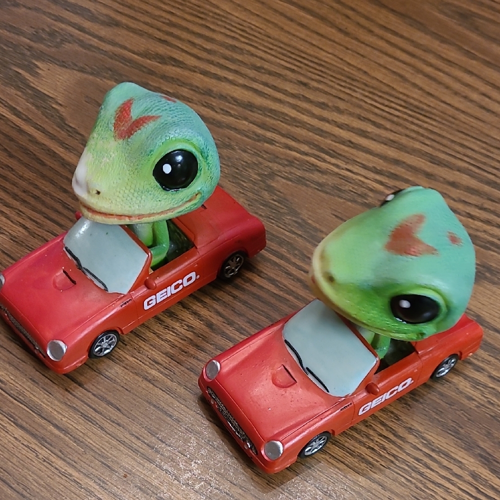 Rare Hard to Find! GEICO Gecko in Red Car Bobblehead - Set of 2! So Adorable ♥♥
